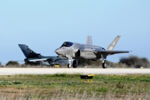 aereo militare su terraferma