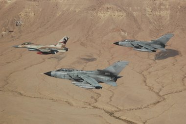Tornado in formazione con un F16 della IAF