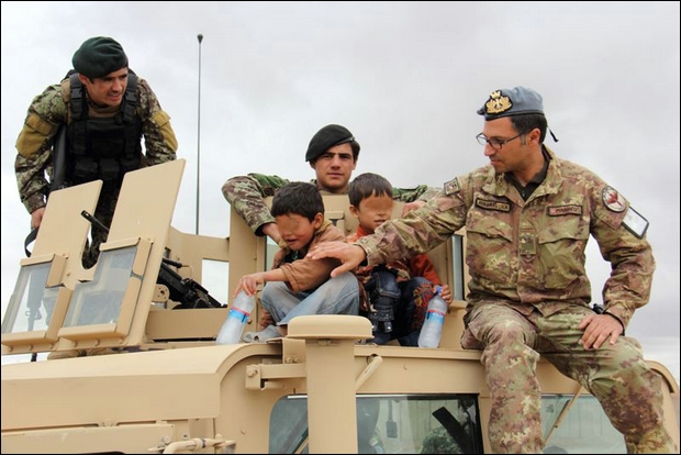 Un advisor dellAeronautica Militare con il suo advisee
