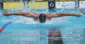 Un atleta in stile dorso