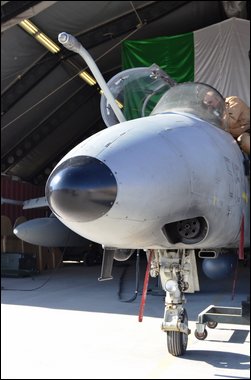 Un-cacciabombardiere-AMX-nellHangar-di-Camp-Arena-Herat