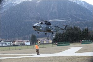 Un-elicottero-HH3F-del-15-Stormo-in-atterraggio-sull-eliporto-di-Dobbiaco
