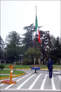 Un momento dell'alzabandiera