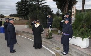 Un momento della deposizione dei fiori alla Statua della Virgo Lauretana