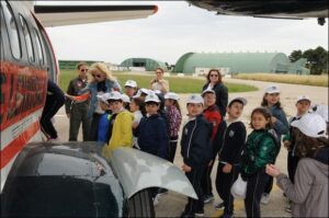 scolaresca in un momento di visita dell'aeromobile