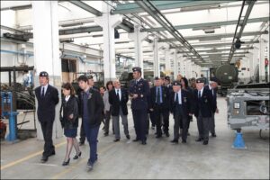Un momento della visita alle officine
