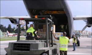 Un momento delle operazioni di carico degli aiuti da trasportare