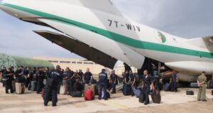 Un-momento-delle-operazioni-di-sbarco-del-personale-delle-Forze-Navali-algerine