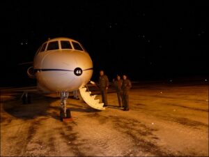 Un-momento-dello-scalo-tecnico-a-Gander-in-Canada-di-notte-sotto-la-neve