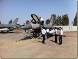 Un pilota danese spiega agli Aspiranti del Leone V le caratteristiche del F16 della RDAF