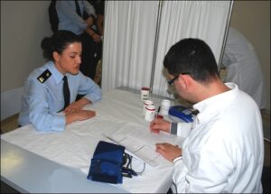 UnAllieva del 15 Corso Sergenti nel momento delle operazioni prelimin ari alla donazione