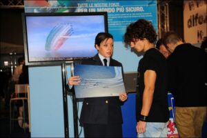 Una donna del 3 Stormo parla dell AM ad un giovanissimo visitatore