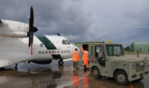 Una fase dell'assistenza al velivolo della Guardia Civile