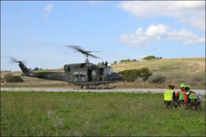 Una-squadra-del-CNSAS-pronta-ad-imbarcarsi-su-elicottero-AB212-del-9-Stormo
