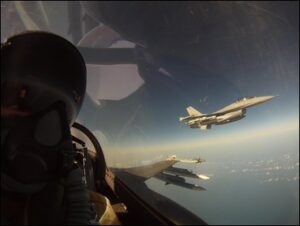 panoramica interna pilota con aereo in volo