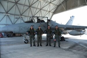 Unimmagine-davanti-al-velivolo-AMX