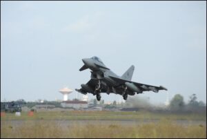 Velivolo Eurofighter in fase di decollo