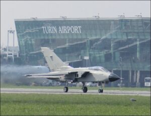 Velivolo Tornado ECR RET 8 in decollo presso Campo Volo Alenia Aermacchi