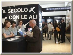 Visitatori-della-mostra-accolti-dagli-studenti-della-facolt-di-scienze-della-comunicazione