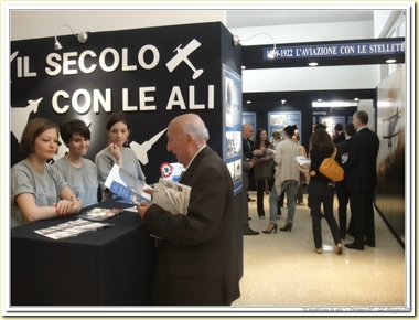Visitatori-della-mostra-accolti-dagli-studenti-della-facolt-di-scienze-della-comunicazione