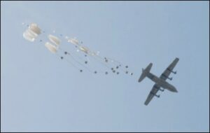 aereo in volo - lancio paracadutisti