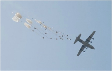 aereo in volo - lancio paracadutisti
