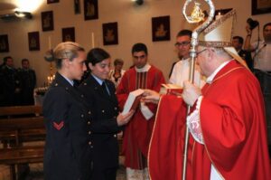 al-termine-della-celebrazione-il-Vescovo-dona-ai-cresimandi-la-Sacra-Bibbia
