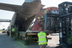 alluvione Ucraina_personale Atoc Aeronautica spinge pedana su velivolo