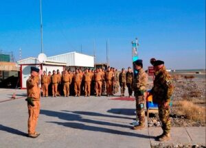 saluto tra militari in mimetica
