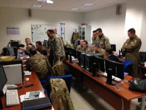 momento discussione militari AM in mimetica