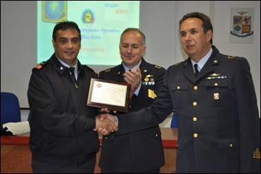 medaglia e stretta di mano