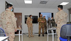 col. Fig incontra il personale Kuwaitiano