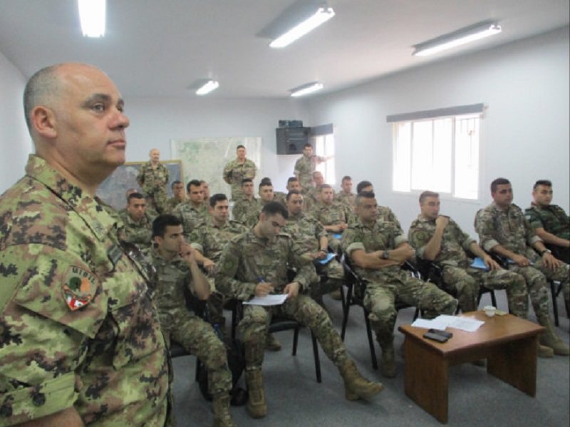 militari in aula a libano