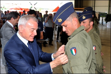 dott-Letta-Consegna-Patch-Antincendio-a-Pilota-militare