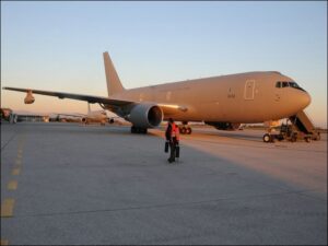 aereo militare su terraferma