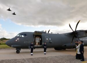 aereo militare su terraferma
