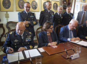 firma-contratto-piaggio
