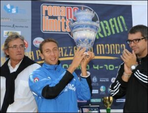atleta mostra la coppa