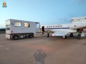 aereo e veicolo per il soccorso