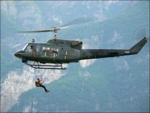elicottero soccorso in volo con fune