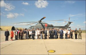 foto di gruppo davanti all'elicottero HH-139A