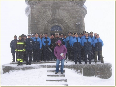 foto di gruppo dopo la cerimonia religiosa sotto una copiosa nevicata