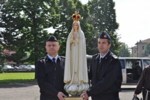 militari accanto statua della madonna