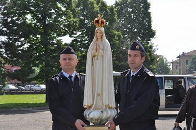 militari accanto statua della madonna