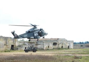 elicottero in volo. esercitazione militare