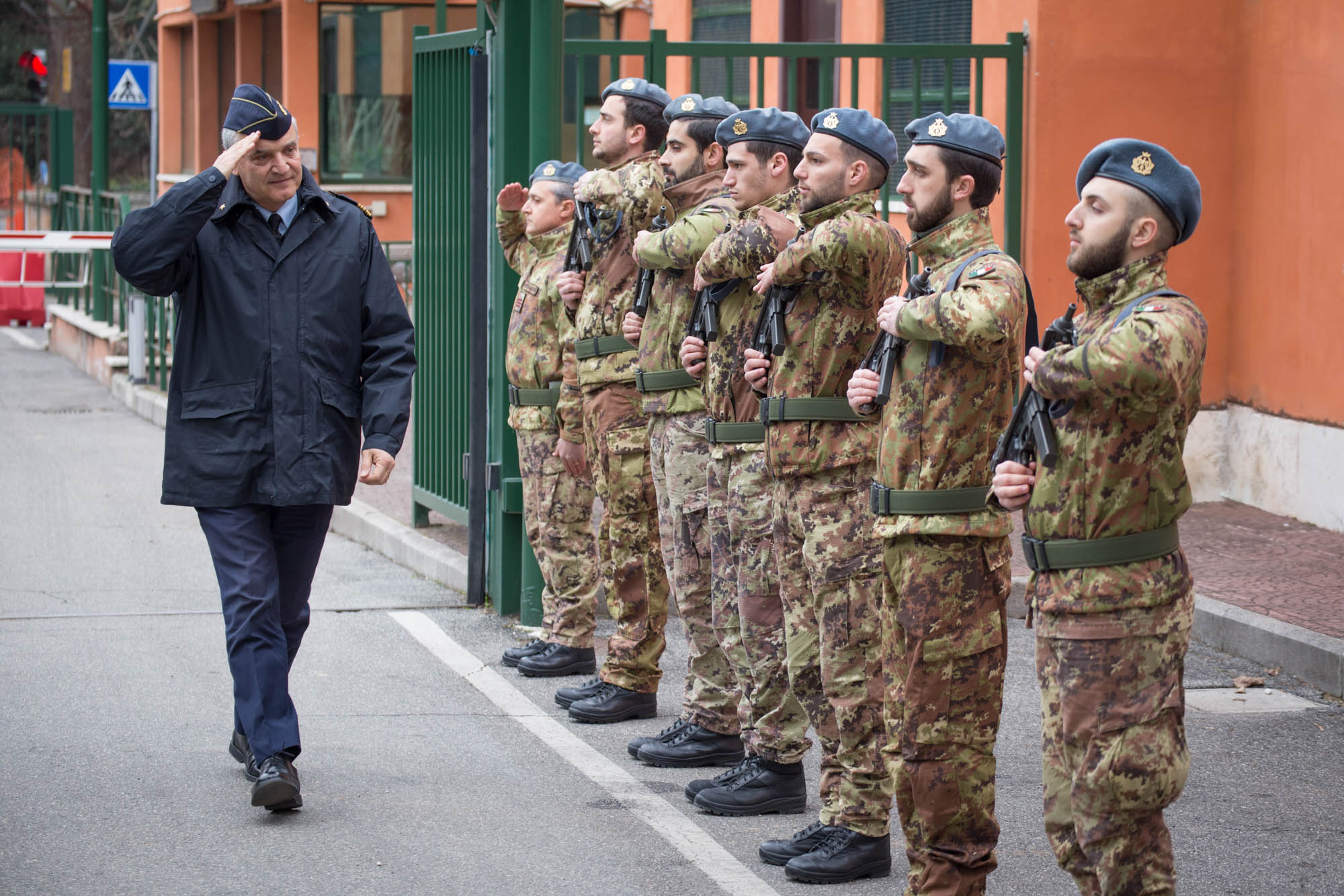il-generale-del-ruolo-delle-armi-in-visita-al-re-s-i-a-aeronautica
