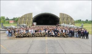 foto gruppo in aeroporto militare
