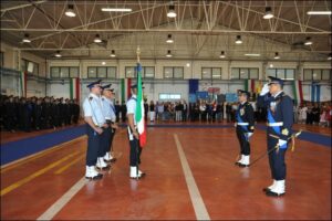 i due comandanti salutano la Bandiera di Guerra del 15 Stormo