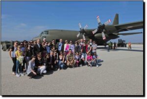 i giovani studenti durante la visita agli aeromobili