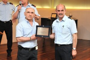 il-Capo-Ufficio-Comadno-premia-il-primo-classificato